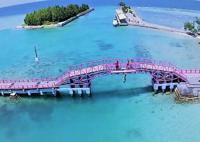Menikmati Momen Romantis Bersama Pasangan di Jembatan Cinta Pulau Tidung 