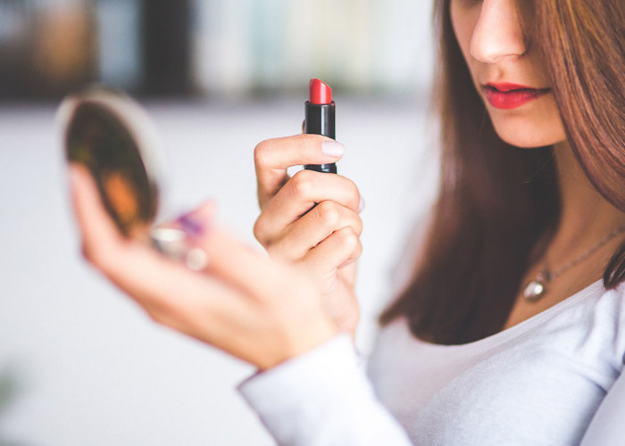 Tips Menggunakan Lipstik Agar Awet dan Tahan Seharian