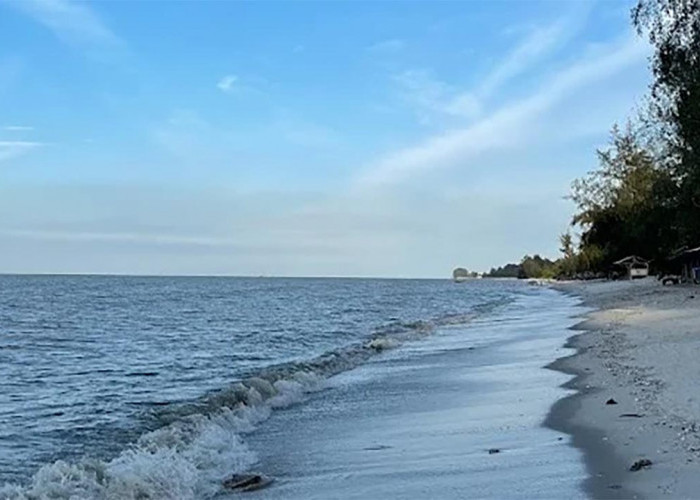 Keindahan dan Kelembutan Pasir di Pantai Cermin, Cocok untuk Dikunjungi Libur Akhir Tahun