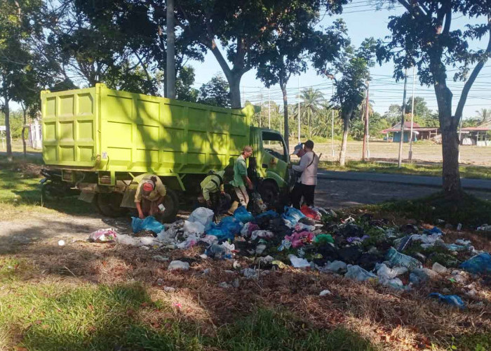 Diduga Sampah Jarang Diangkut, Warga Buang Sampah di Komplek Pemda Mukomuko