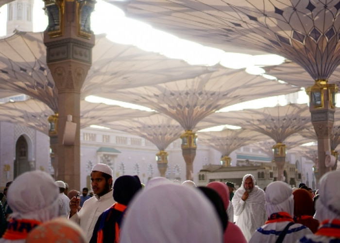 Ulama Besar di Madinah Sindir Kebiasaan Buruk Jamaah Asal Indonesia : Suka Selfie di Masjid