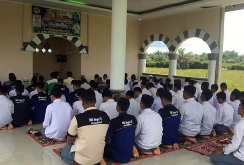 Sholat Berjamaah jadi Rutinitas Wajib di SMKN 1 Mukomuko