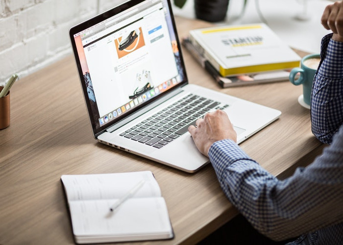 Bahaya Jangka Panjang Jika Suka Kerja di Depan Laptop