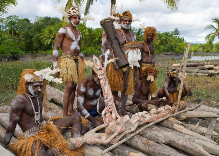 Mengenal Suku Asmat Papua, Titisan Dewa, Ahli Mengukir dan Pakaian dari Daun