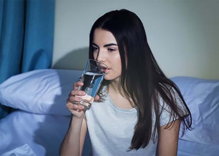 Minum Air Putih Sebelum Tidur: Antara Mitos dan Fakta Kesehatan
