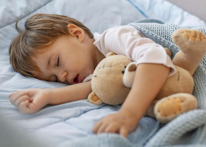 Bunda Harus Perhatian! Inilah Dampak Bahaya Anak Tidur Bersama Boneka
