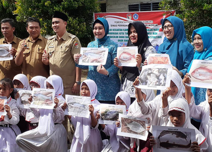 Kampanye Gemarikan, Dinas Perikanan dan TP PKK Mukomuko Kunjungi Sekolah 