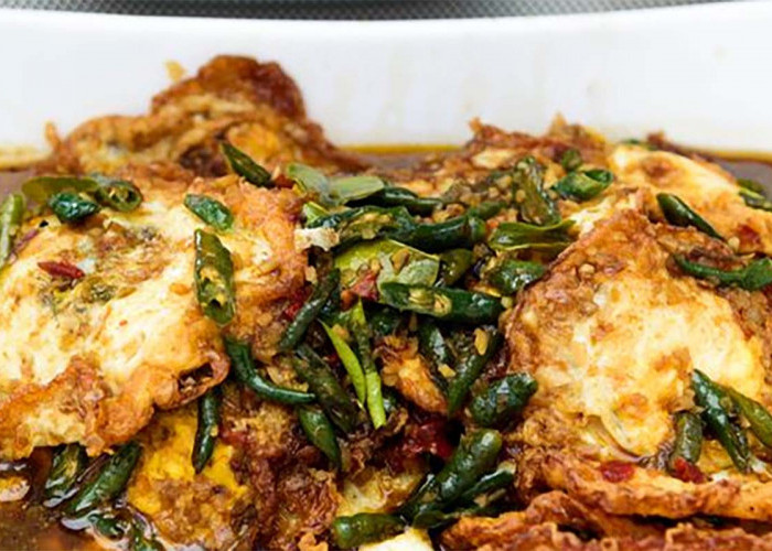 Jangan Cuma Digoreng, Ini Resep Semur Telur Ceplok dengan Bumbu Kental yang Medoknya Juara