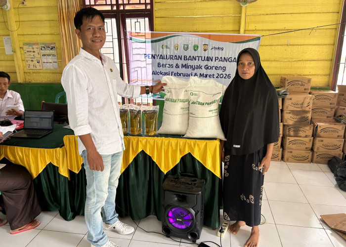 Pemdes Talang Petai Salurkan Bantuan Pangan Beras dan Migor
