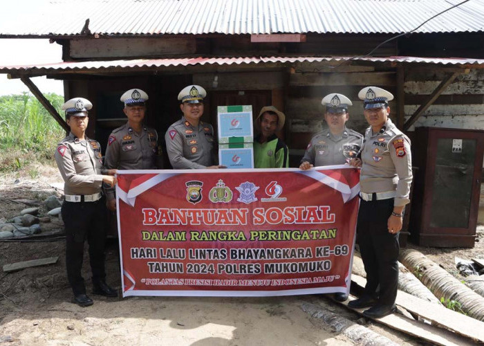 Peringatan Hari Lalulintas Bhayangkara, Polisi Antar Alamat Paket Sembako untuk Warga Kurang Mampu di Mukomuko