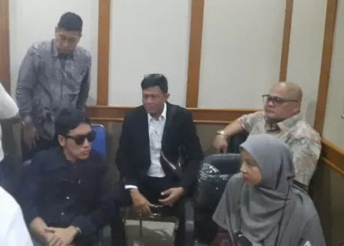 Moment Desta dan Natasha Rizky Menghadiri Sidang Perdana Perceraian