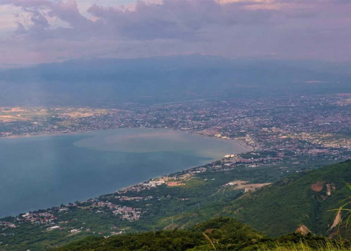 Puncak Salena, Wisata Alam di Sulawesi Tengah yang Memukau dan Nikmati Pemandangan Alam dengan Paralayang