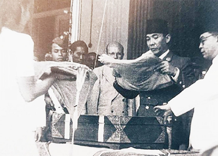 Kisah Soekarno Bawa Bendera Pusaka Merah Putih Berbungkus Kertas Koran Saat Diusir dari Istana