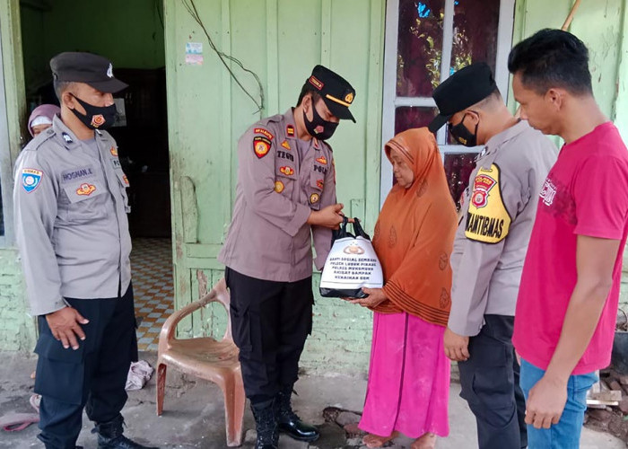 Kapolsek Lupi Bagikan Puluhan Paket Sembako