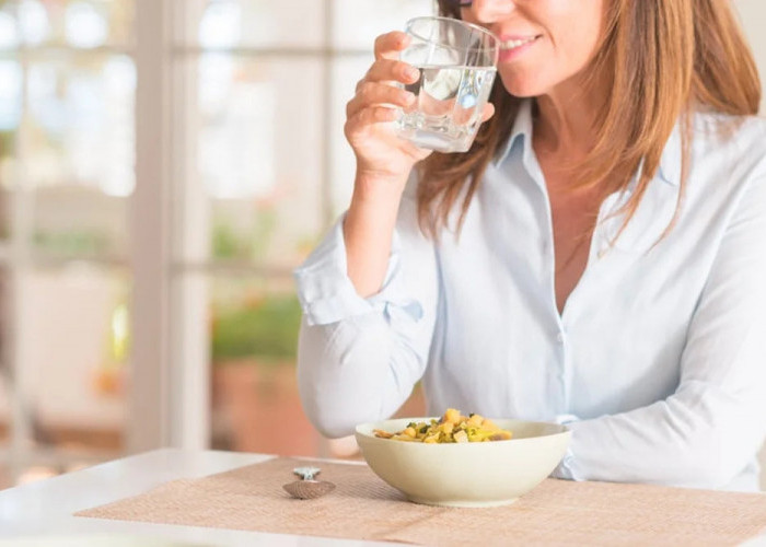 Ini Efek bagi Kesehatan Ketika Belum Selesai Makan tapi Sudah Minum