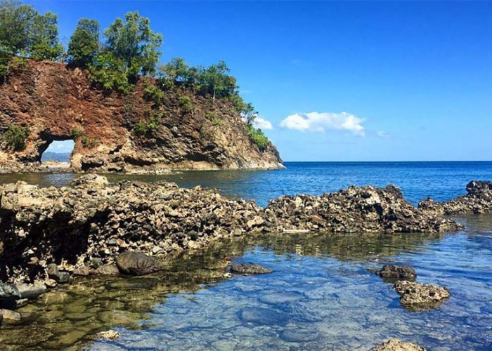 Pantai Pintu Kota, Keajaiban Alam di Tanah Ambon yang Unik dan Aesthetic