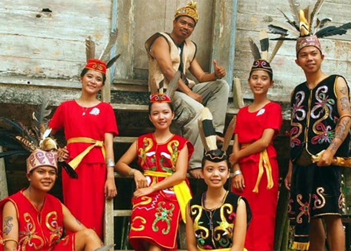 5 Suku Asli Kalimantan Selatan, Semangat Kemaritiman Juga Suku Asal Wanita Cantik