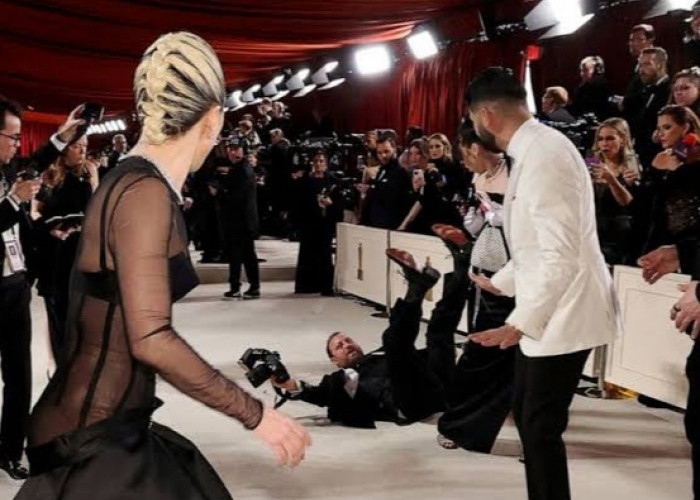 Lady Gaga Membantu Seorang Fotografer yang Jatuh. Netizen : Attitudenya Bukan Main