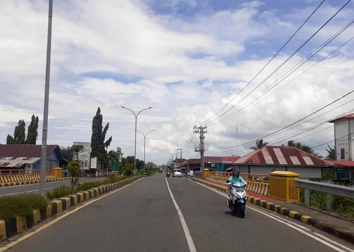 Hati-Hati, Mulai Pukul 16.00 WIB Kendaraan Warga Berburu Takjil Padati Jalan