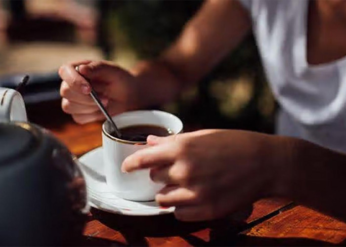 Agar Pahit dan Manisnya Seimbang, Begini Cara Mengaduk Kopi Agar Pas di Lidah