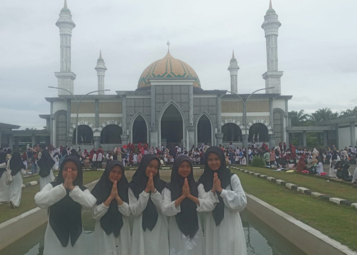 Masjid Agung Mukomuko Menyediakan Takjil Buka Puasa Selama Ramadhan 1445 Hijriah