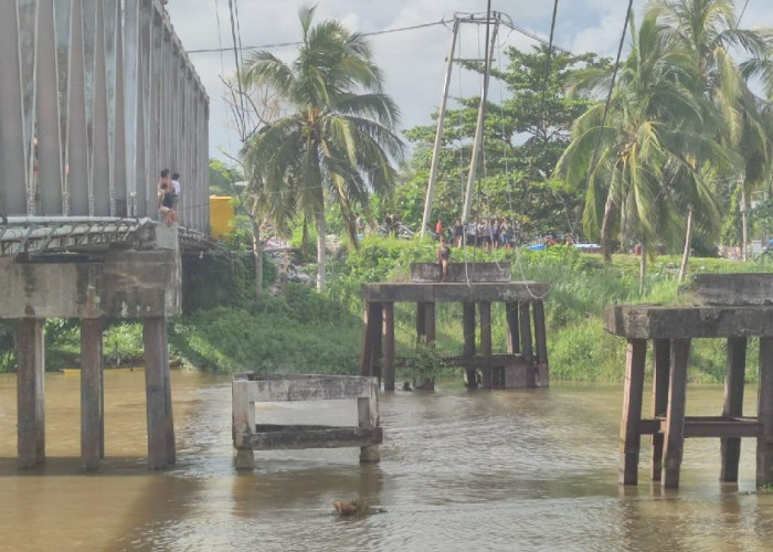 Ngeri, Warga Mandi Balimau di Sungai Tempat Buaya Biasa Mangkal