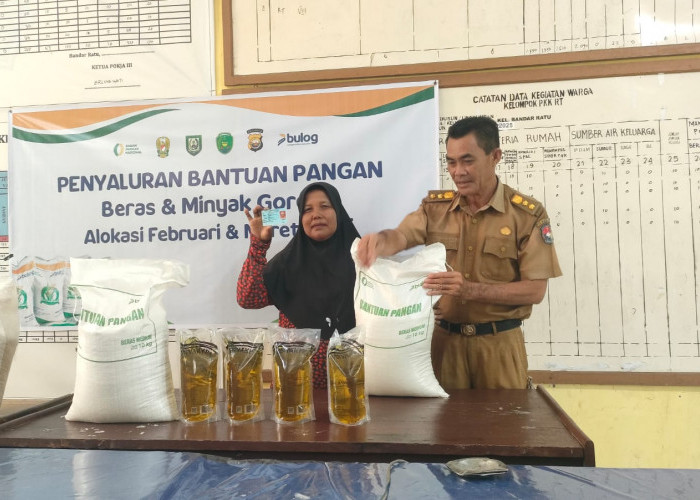 Sebanyak 318 Keluarga Miskin di Bandar Ratu Terima Bantuan Pangan