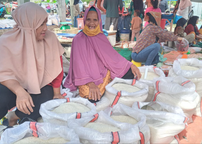 Puluhan Tahun Jual Beras Keliling, Air Mata Janda Tua Ini Mengalir Ceritakan Kisah Hidupnya