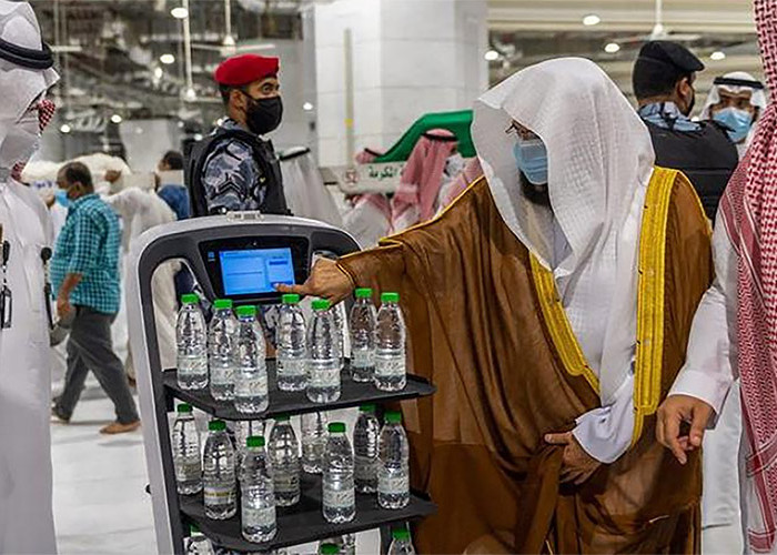 Jamaah Haji Dilarang Bawa Air Zamzam, Solusinya Kargo