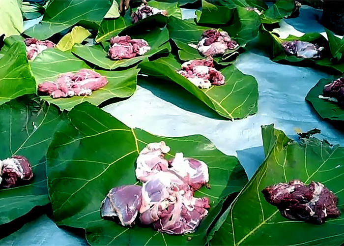 Warga Kracak Banyumas Bungkus Daging Kurban Pakai Daun Jati, Selain Daging Lebih Sehat dan Juga Untuk Ini