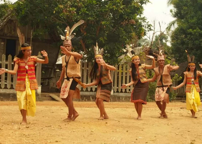 Upaya Suku Dayak Menjaga Tradisi Warisan Alam di Kalimantan