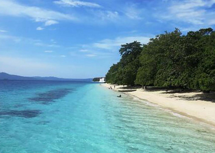 Airnya yang Jernih dan Suasana yang Hening, Ini Pesona Alam Pantai Liang Surga Tersembunyi di Pesisir Maluku