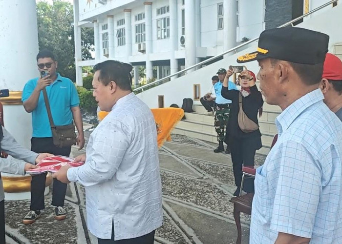 Bagikan 400 Bendera, Bupati Dukungan Gerakan 10 Juta Bendera Merah Putih
