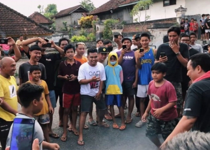 Tradisi Unik Tamblang Waluh Karang Asem Bali, Bertarung di Perempatan Jalan Antara laki-laki