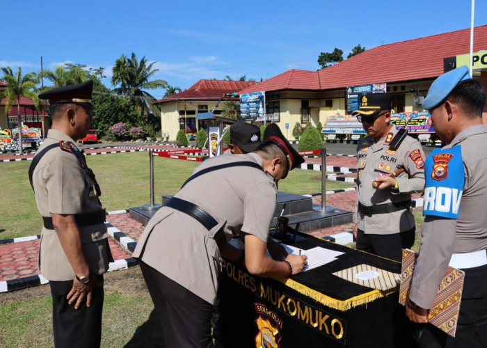 Pergantian Kapolsek Warnai Sertijab di Polres Mukomuko