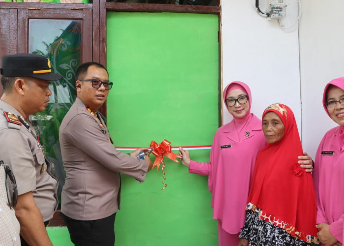Kapolres Mukomuko Resmikan Hasil Bedah Rumah Warga Sumber Makmur