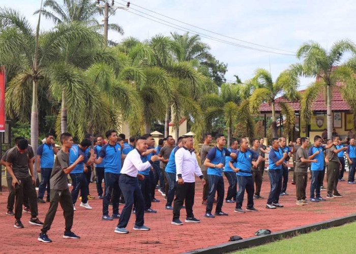 Personel Polisi – TNI di Mukomuko Wujudkan Kebugaran Jasmani Melalui Senam Bersama