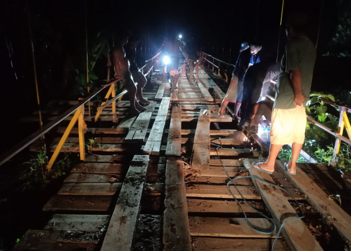 Perbaikan Jembatan Gantung Dilakukan Malam Hari, Ini Alasannya