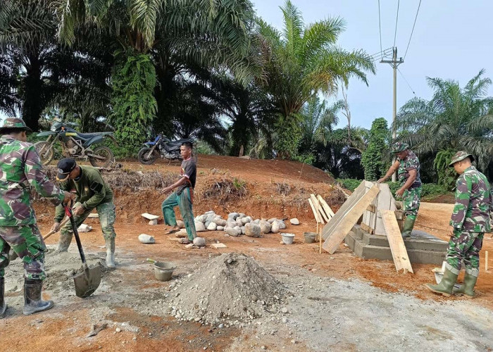 Satgas TMMD Bangun Tugu Simbol Kehadiran TNI Manunggal Membangun Desa 