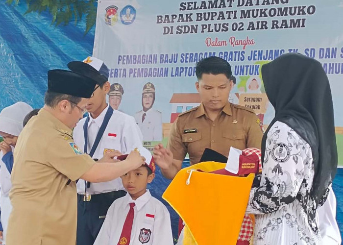 Masyarakat Terbantu, Bupati Sapuan Pastikan Seragam Gratis Berlanjut 2025