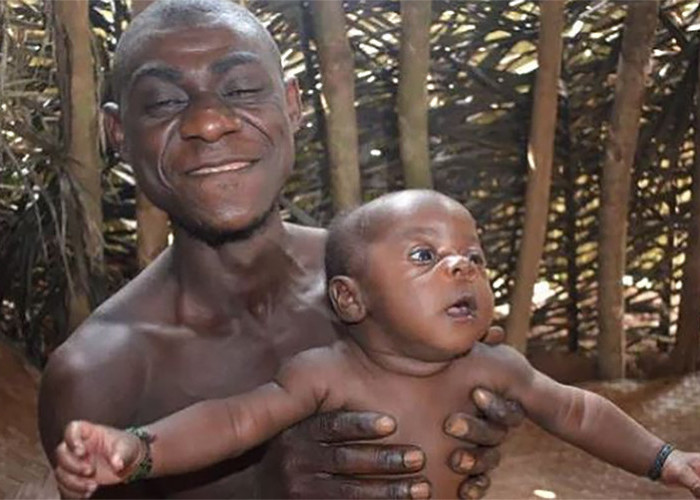Laki-Laki Menyusui Bayi Hanya ada di Suku Aka, Begini Ceritanya