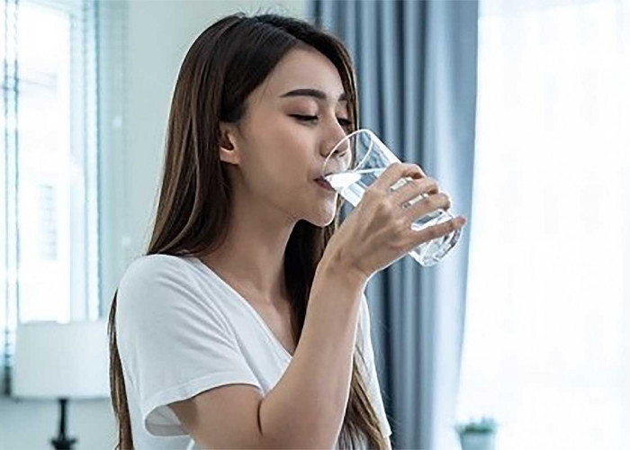 Jarang Dilakukan Ternyata Memberikan Segudang Manfaat, Inilah Manfaat Biasa Minum Air Hangat di Pagi Hari