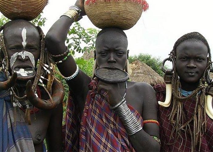 Unik dan Aneh 7 Suku di Dunia, Bibir Piring Hingga Tukaran Istri