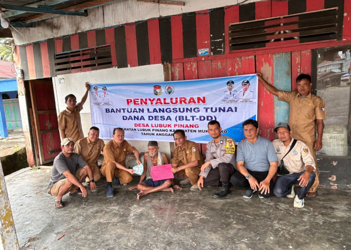 Kades Lubuk Pinang Serahkan Langsung BLT-DD Tahap I ke Rumah Para KPM