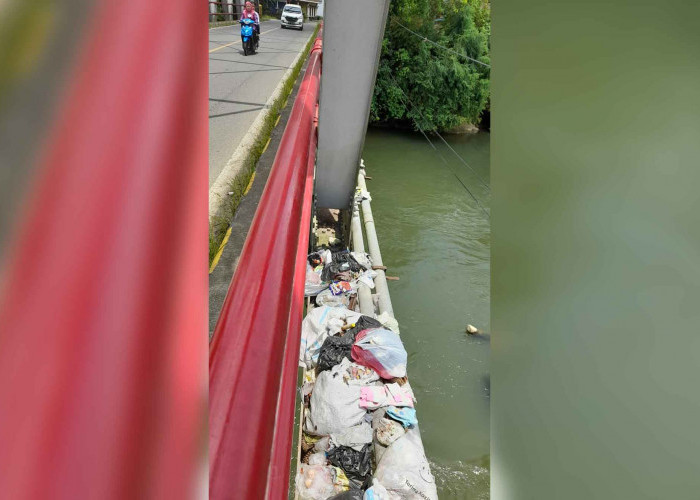 Sampah Menumpuk di Jembatan Penarik