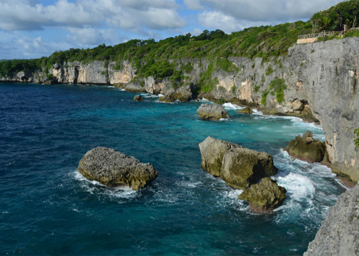 Tak Hanya Pemandangannya yang Memukau Pantai Appalarang juga Menyajikan View Air Laut yang Jernih