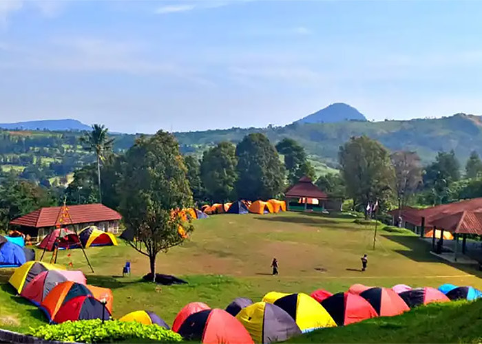 Nikmati Nuansa Aesthetic Camping di Gunung Geulis Camp Area Bogor, Ada Kolam Renang Unik Berbentuk Gitar