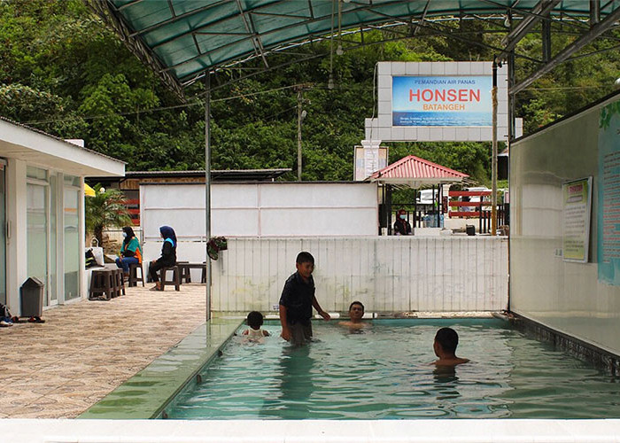 3 Rekomendasi Destinasi Wisata Pemandian Air Panas di Sumatera Barat yang Harganya Terjangkau