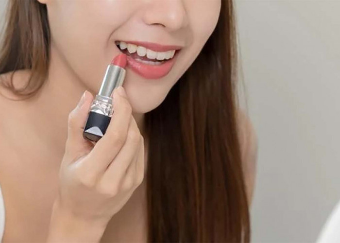 4 Tips Agar Lipstik Tahan Lama Seharian, Ngga Perlu Touch Up