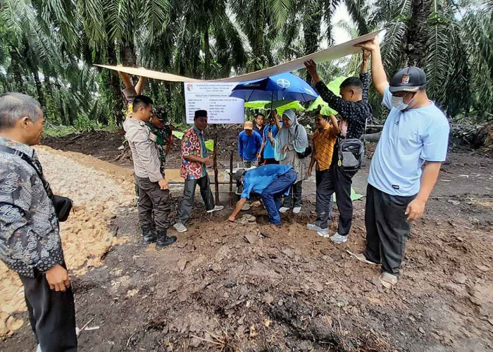 Camat Teras Terunjam Lakukan Peletakan Batu Pertama Gedung PAUD di Desa Terutung